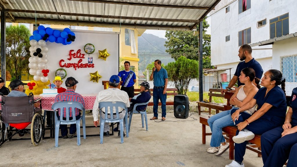 Wilman Rodríguez compartiendo con adultos mayores en Zamora
